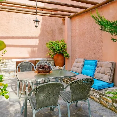 Giola Sirines Apartamento *