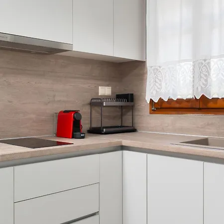 Giola Sirines Apartman Asztrída
