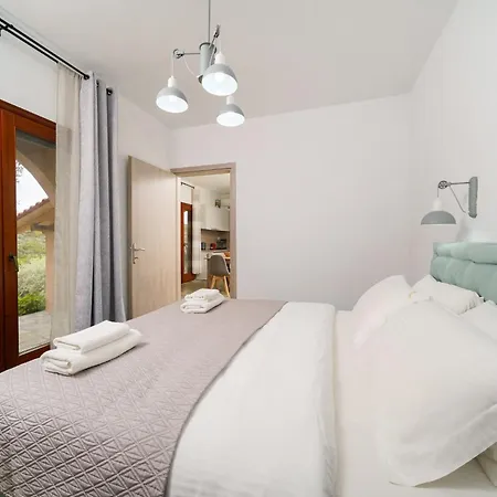 Giola Sirines Apartman Asztrída